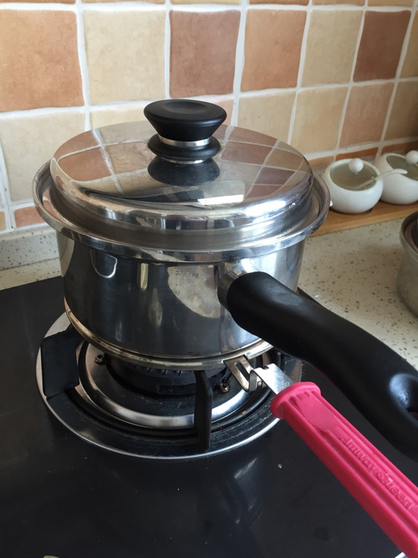 行业目前仍存在技术标准不统一、安全性存疑、市场竞争混乱等问题