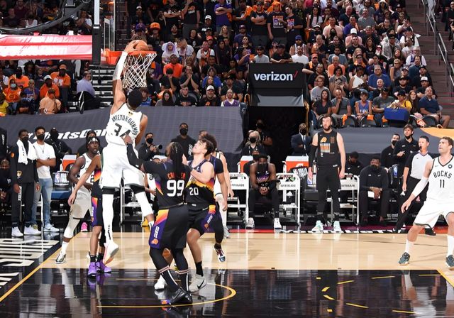 字母哥重伤仍坚持扣篮 雄鹿惜败步行者