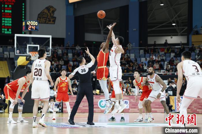 广厦男篮主场迎战广东男篮争夺常规赛冠军