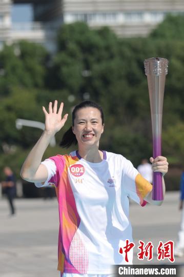 杭州亚运会湖州站火炬传递圆满举行 周苏红李荣