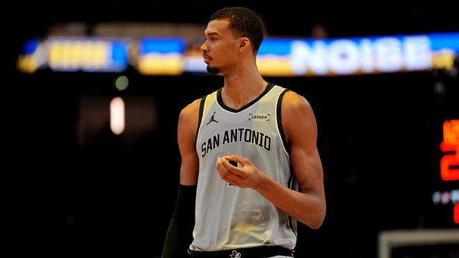 库里盛赞文班亚马突破性表现 马刺年轻中锋引领