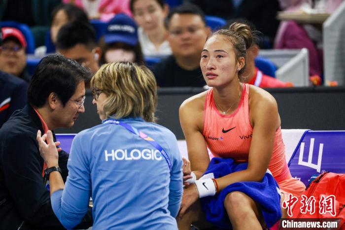 郑钦文中网半决赛带伤完赛止步四强