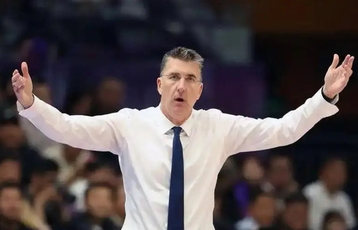 新疆男篮双帅离任 球队战绩低迷距季后赛渐行渐