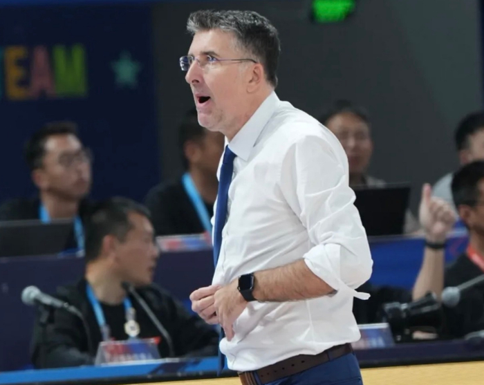 新疆男篮双帅离任 球队战绩低迷距季后赛渐行渐