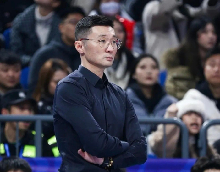 新疆男篮双帅离任 球队战绩低迷距季后赛渐行渐