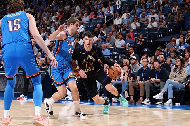 雷霆大胜湖人拉拉维亚低迷难掩球队颓势